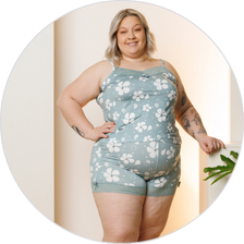 03 pijama curto short doll feminino plus size estampado verde floral com alcinha detalhe em renda