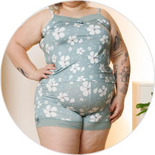 04 pijama curto short doll feminino plus size estampado verde floral com alcinha detalhe em renda