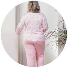 descritivo pijama longo plus size feminino microfibra sofisticado detalhe renda rosa floral 1