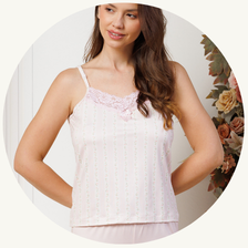 descritivo pijama curto feminino short doll microfibra de alcinha com regulagem e detalhe em renda 1