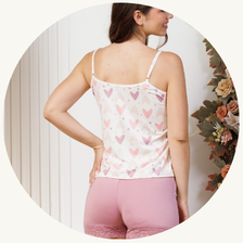 descritivo pijama curto feminino short doll microfibra de alcinha com regulagem e detalhe em renda rosa coracao 4