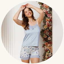 descritivo pijama curto feminino short doll microfibra de alcinha com regulagem e detalhe em renda azul poa 1