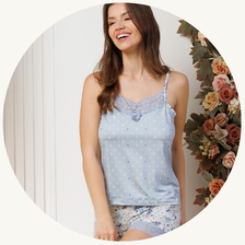 descritivo pijama curto feminino short doll microfibra de alcinha com regulagem e detalhe em renda azul poa 3