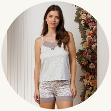 descritivo pijama curto feminino short doll microfibra de alcinha com regulagem e detalhe em renda cinza 2